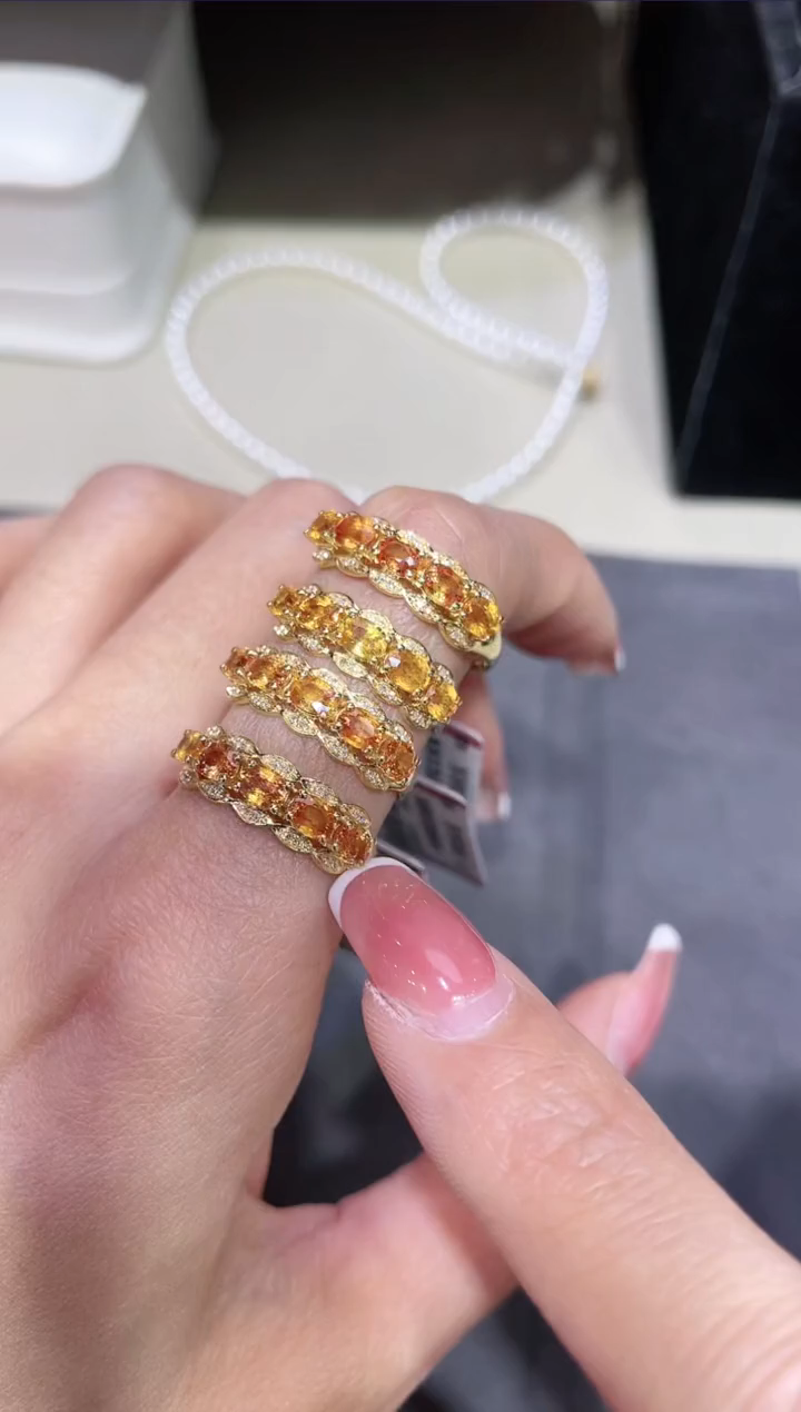 18K金镶嵌彩色蓝宝石戒指 多样性发其一