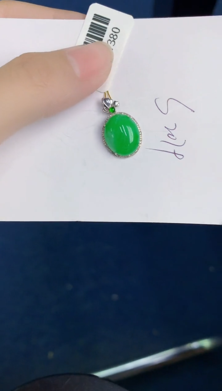 翡翠18K金镶嵌颈饰安*西天然翡翠缅甸A货