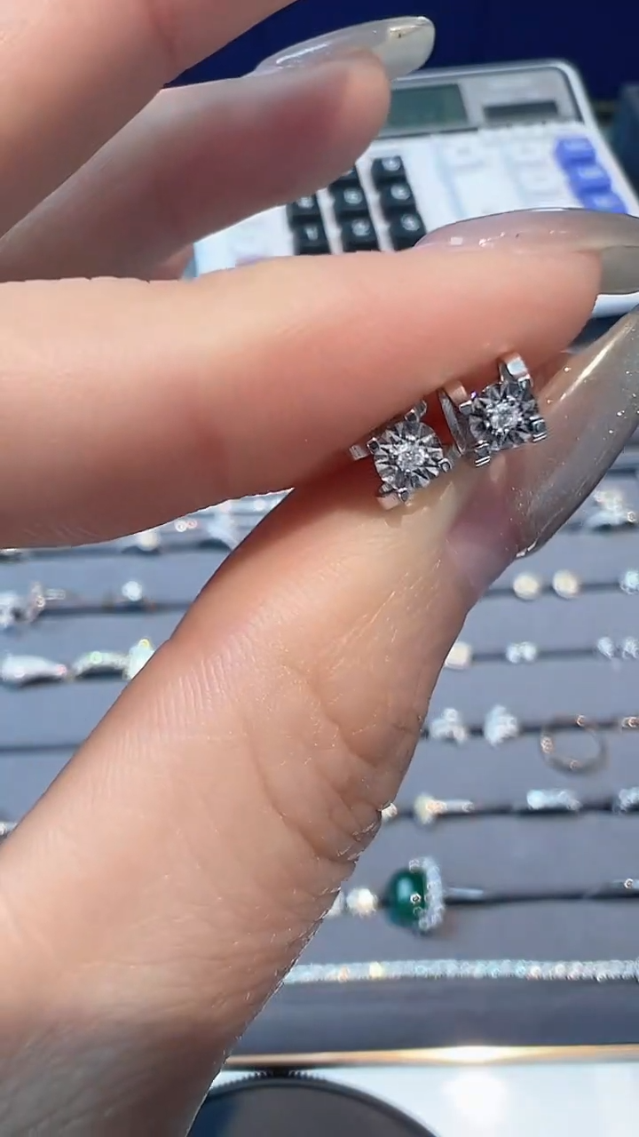 【闪购商品】钻石耳饰18K金镶嵌耳钉