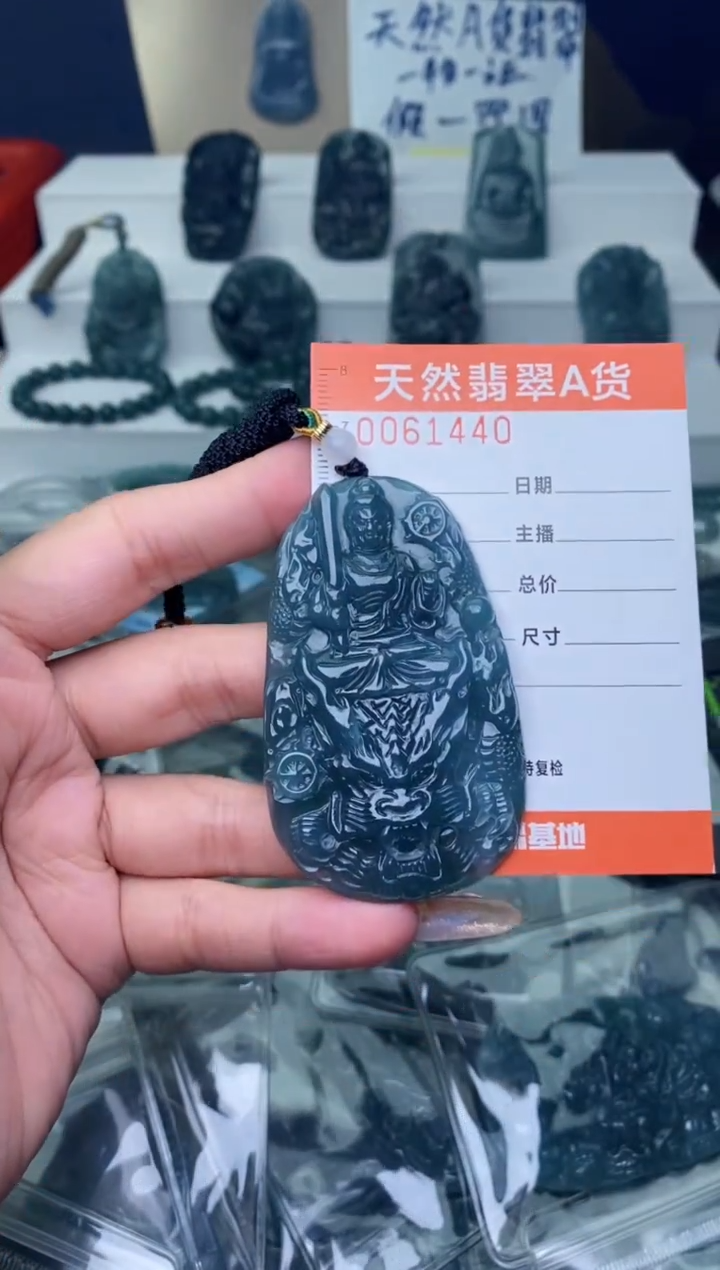 翡翠未镶嵌颈饰··············