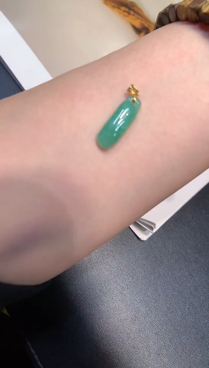 颈饰18K金镶嵌翡翠福瓜