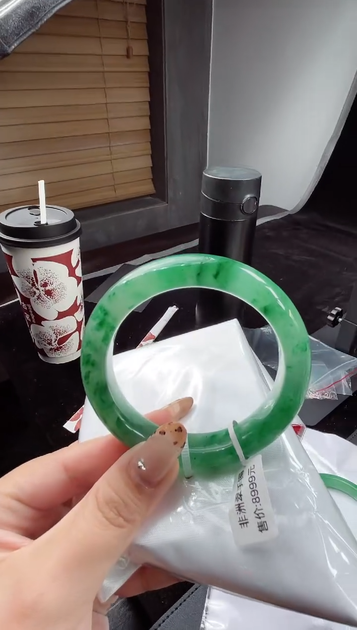 未镶嵌手镯石英质玉（非洲翠）手镯8.199