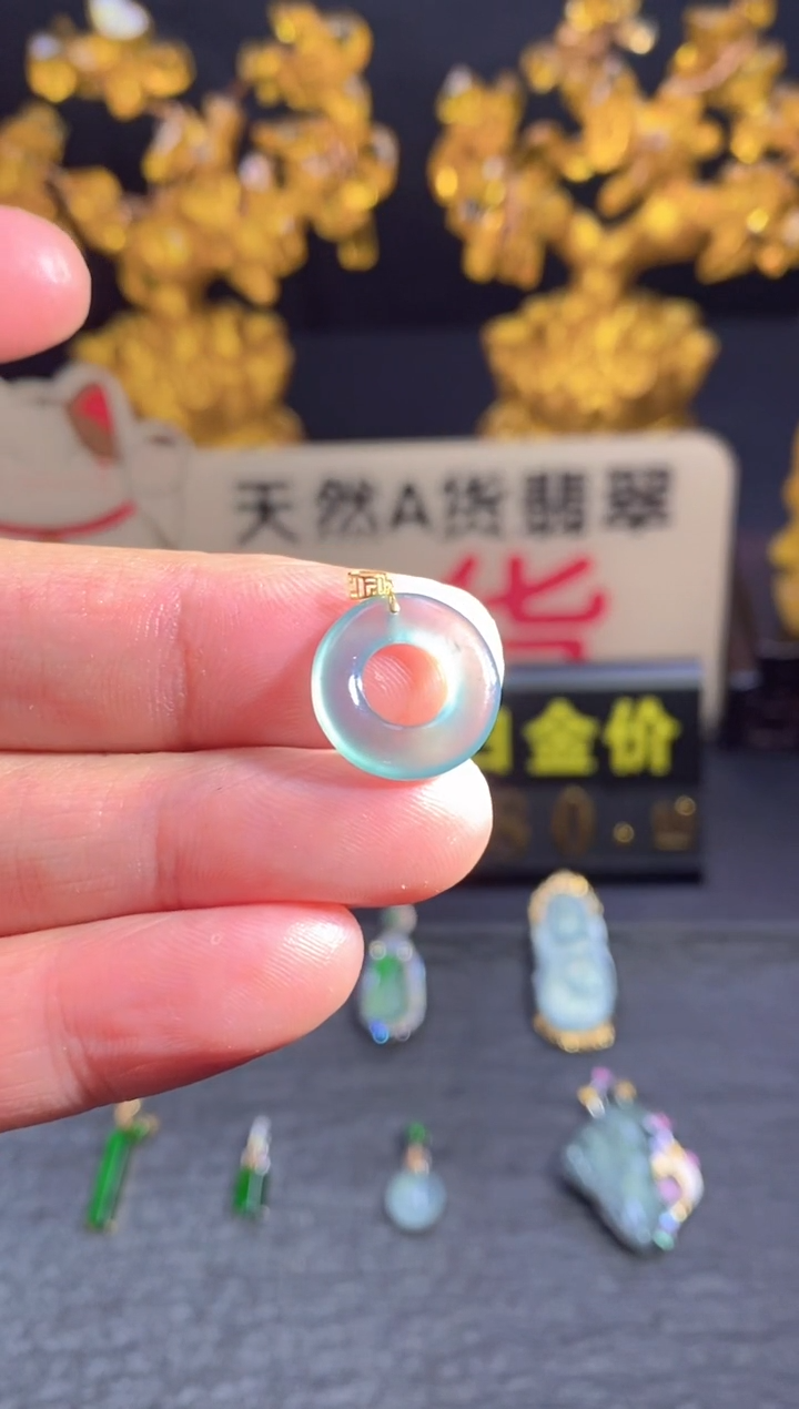 翡翠18K金镶嵌颈饰        