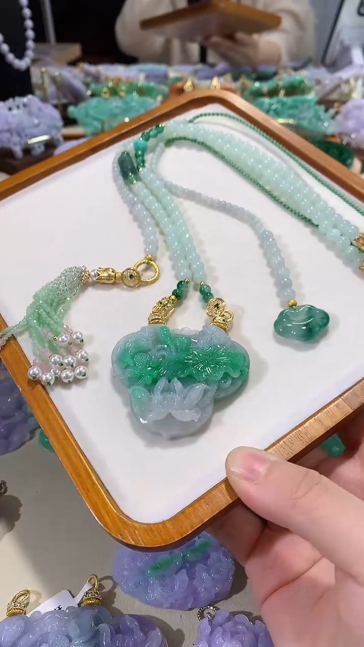 颈饰未镶嵌翡翠吊坠