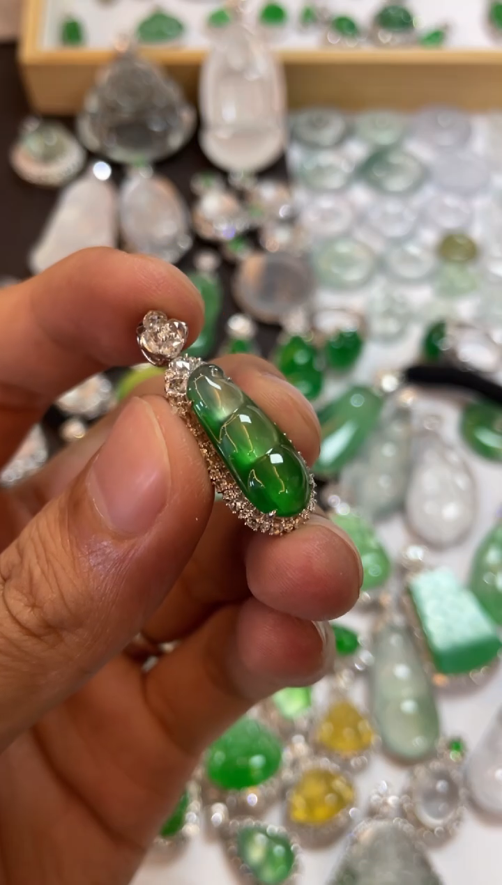 【闪购商品】翡翠吊坠(不含链)18K金镶嵌豆子