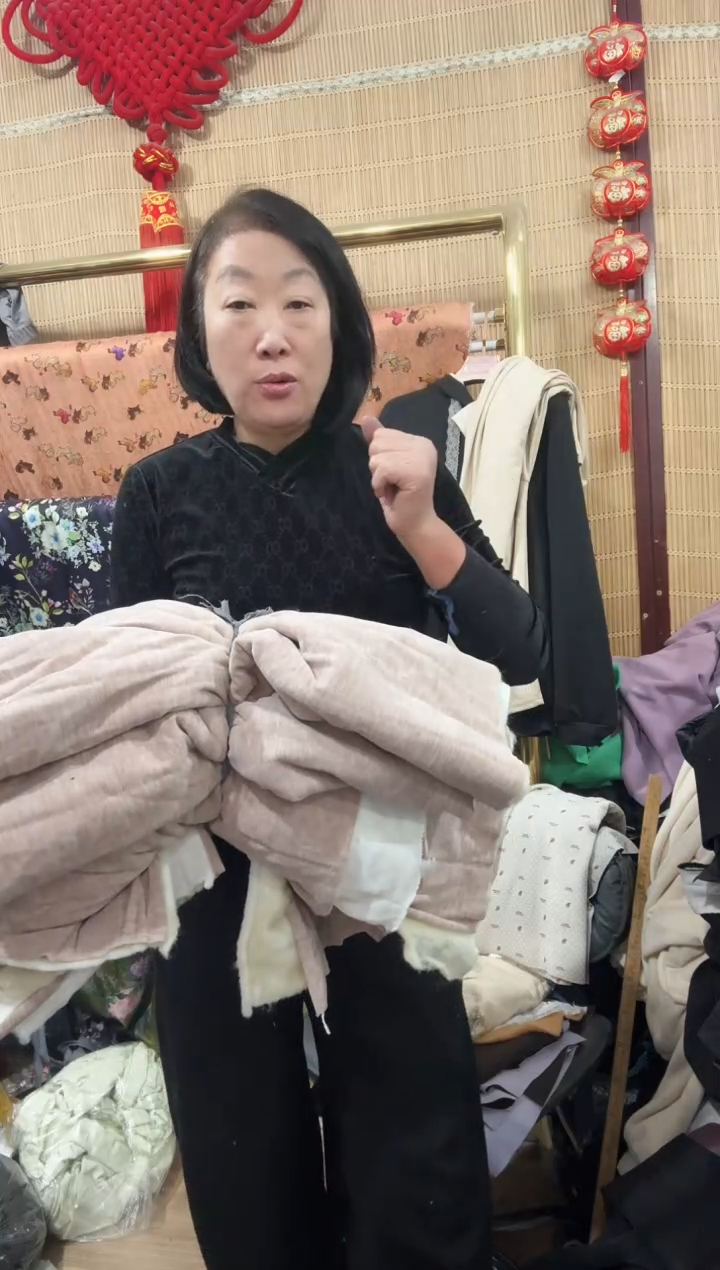 羊毛绗棉碎料杂色稍大3斤左右大小不一最大40公分左右有接头色差