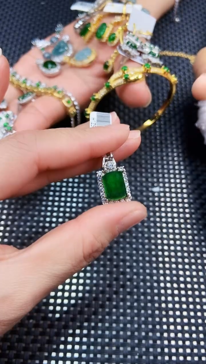 【闪购商品】翡翠吊坠(不含链)未镶嵌1111111111