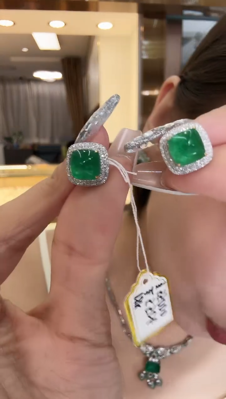 18K金镶嵌耳饰祖母绿5.50ct