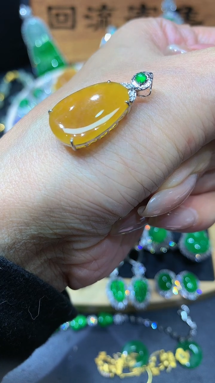 【闪购商品】翡翠颈饰18K金镶嵌团购