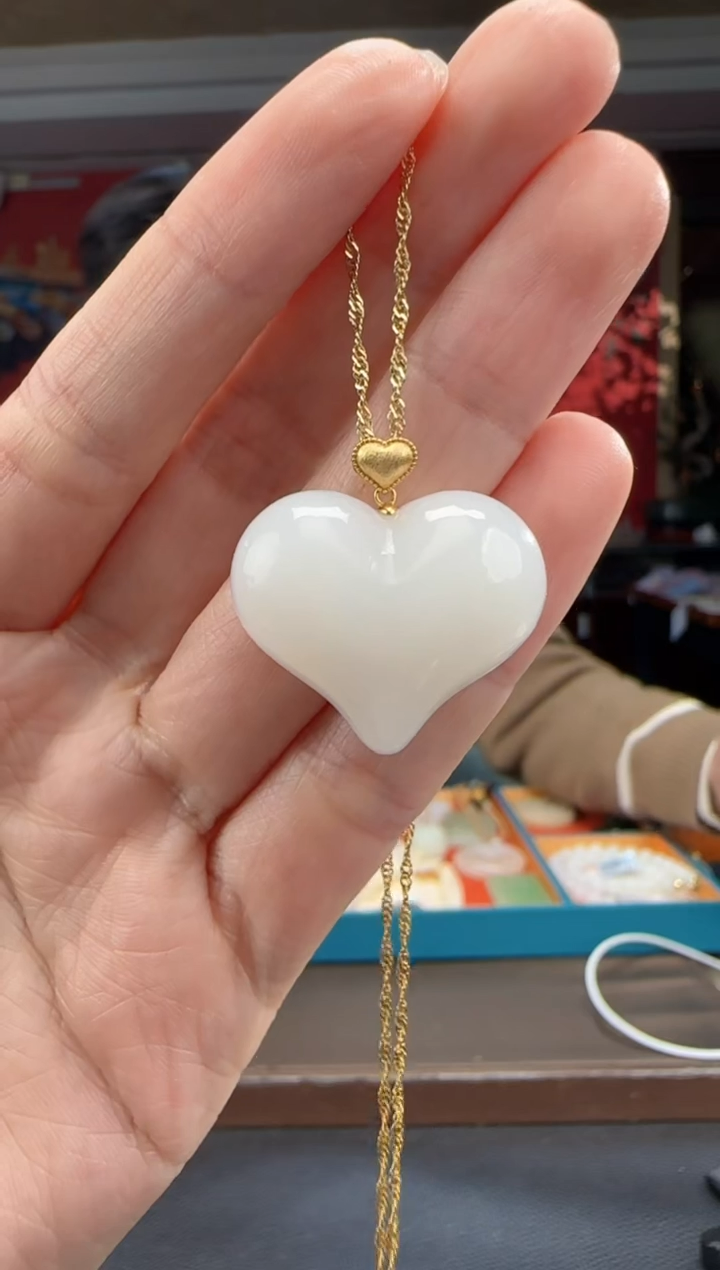 颈饰18K金镶嵌和田玉白玉屁桃吊坠