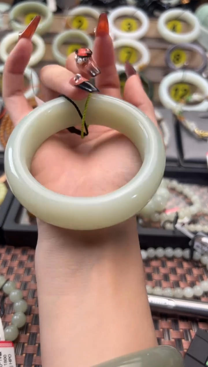 【闪购商品】和田玉手镯未镶嵌且末料青白玉手镯55+