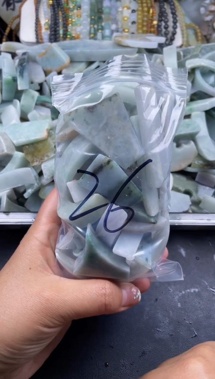 【闪购商品】翡翠颈饰未镶嵌天然翡翠边角大号500克26