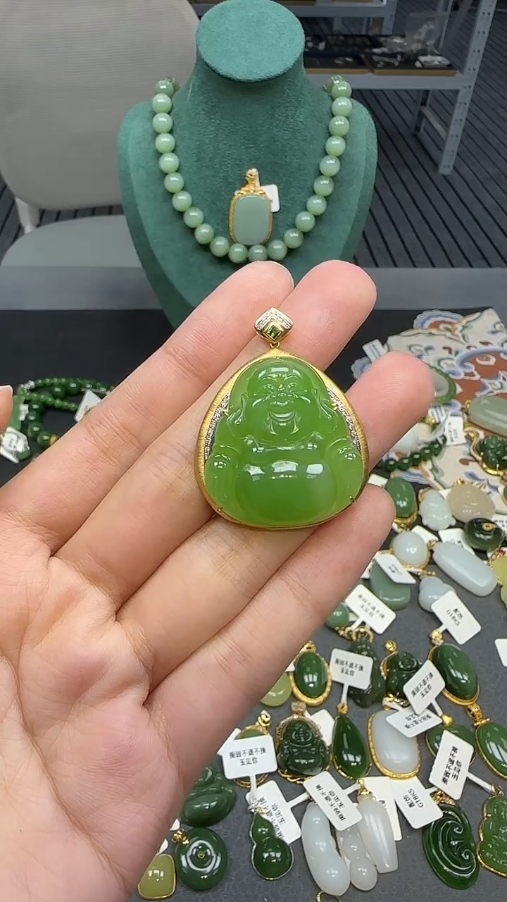 18K金镶嵌和田玉挂件1