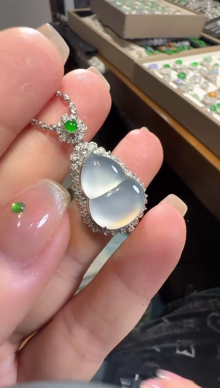 【闪购商品】翡翠颈饰18K金镶嵌葫芦