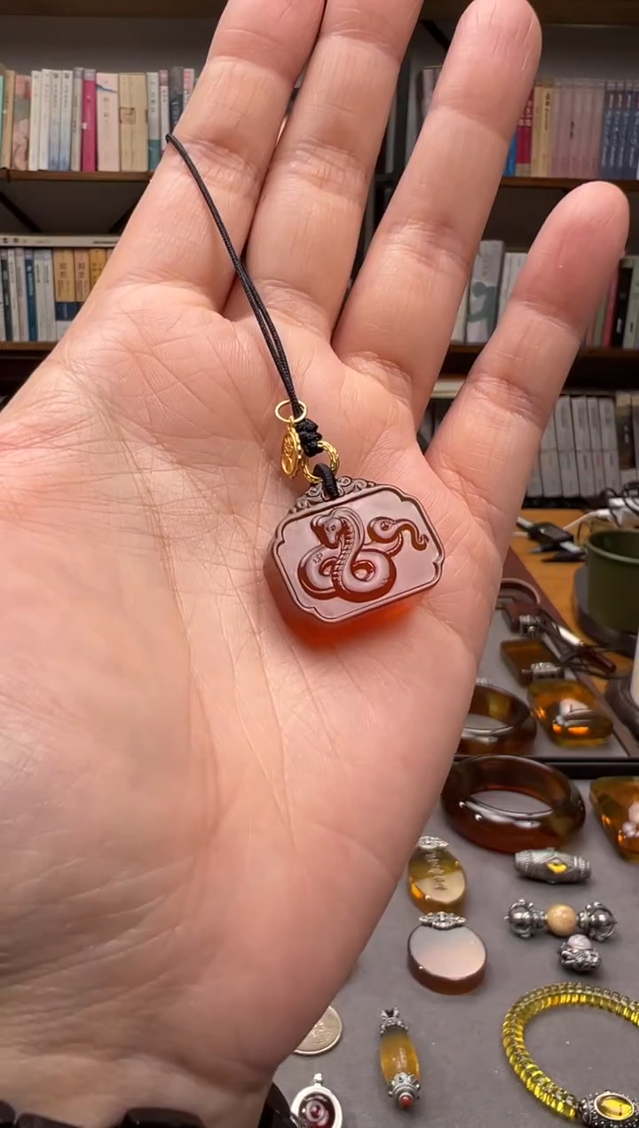 【闪购商品】琥珀颈饰未镶嵌发发蛇手机挂