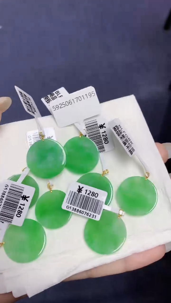 翡翠18K金镶嵌颈饰天然缅甸翡翠A货多样性发其一