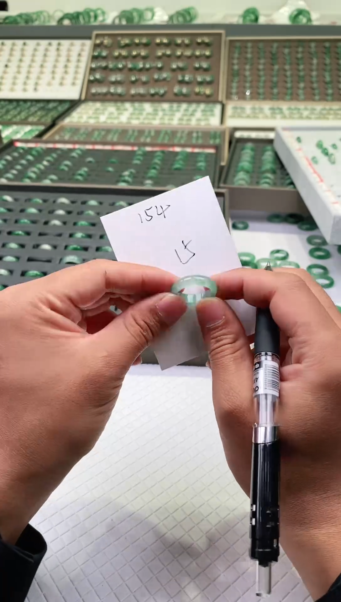 未镶嵌石英质玉（非洲翠）戒圈微瑕戒圈