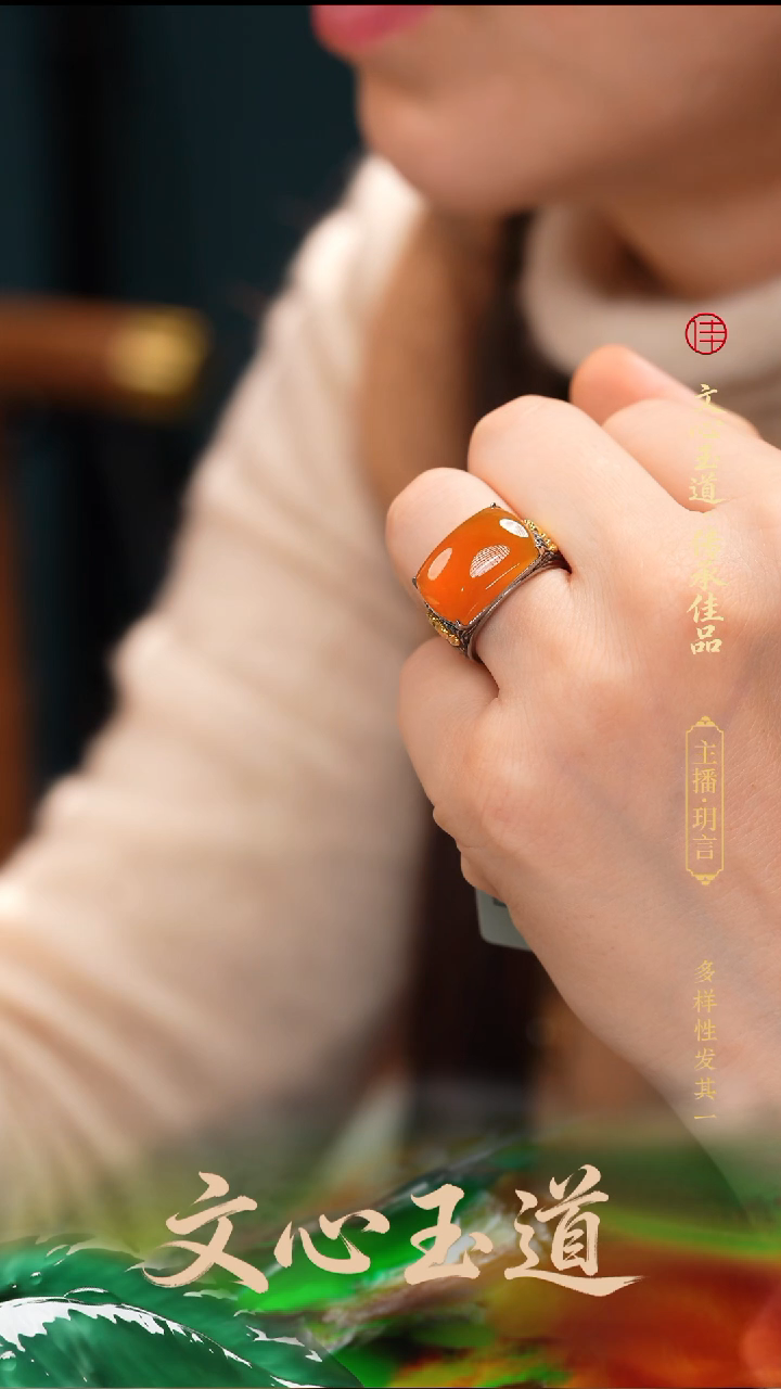 颈饰18K金镶嵌翡翠戒指