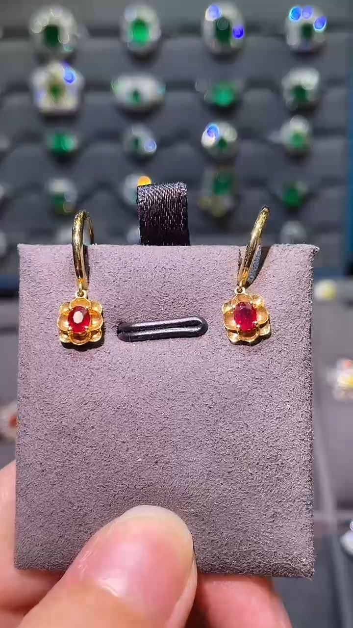 耳饰18K金镶嵌红宝石莫桑比克  鸽血红0.46ct
