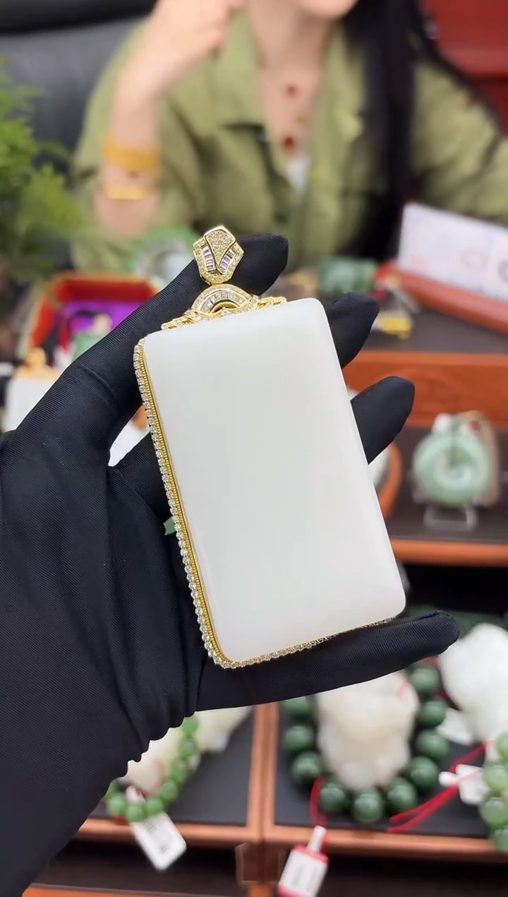 吊坠(不含链)18K金镶嵌和田玉董小姐推荐 多样性发货 拍一发一