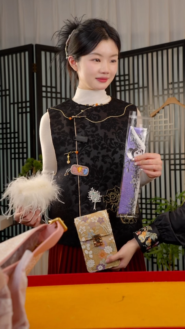 刺绣．****洋衣服包窄条边夹抓夹胸针