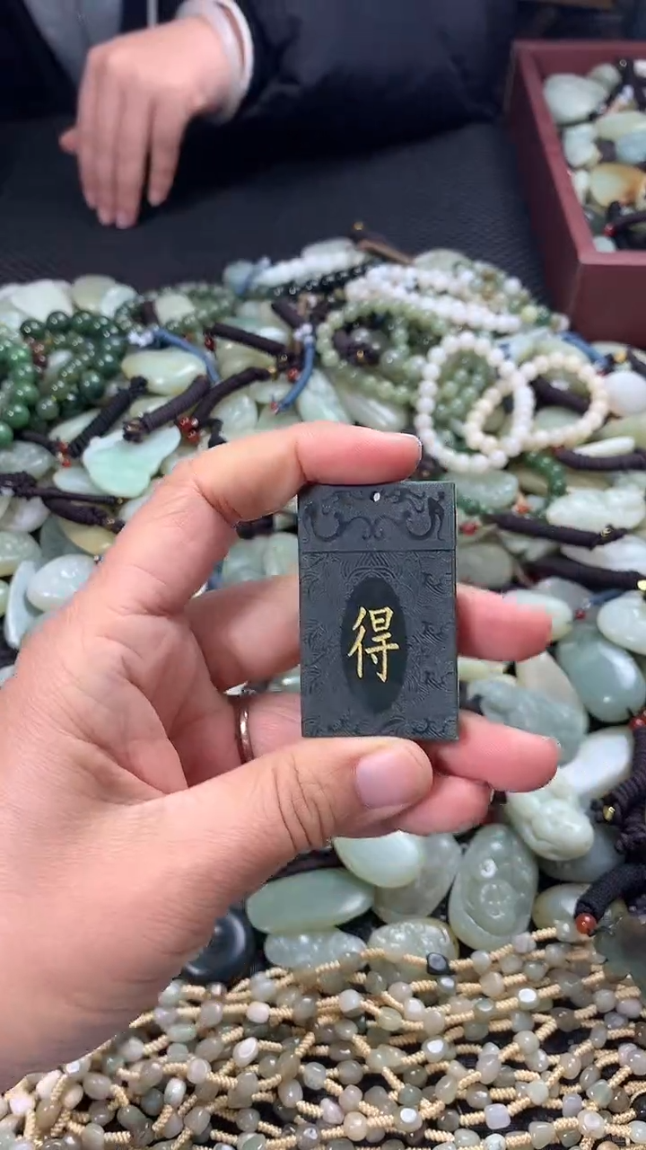 颈饰未镶嵌和田玉（多样性发一件）没有证书有瑕