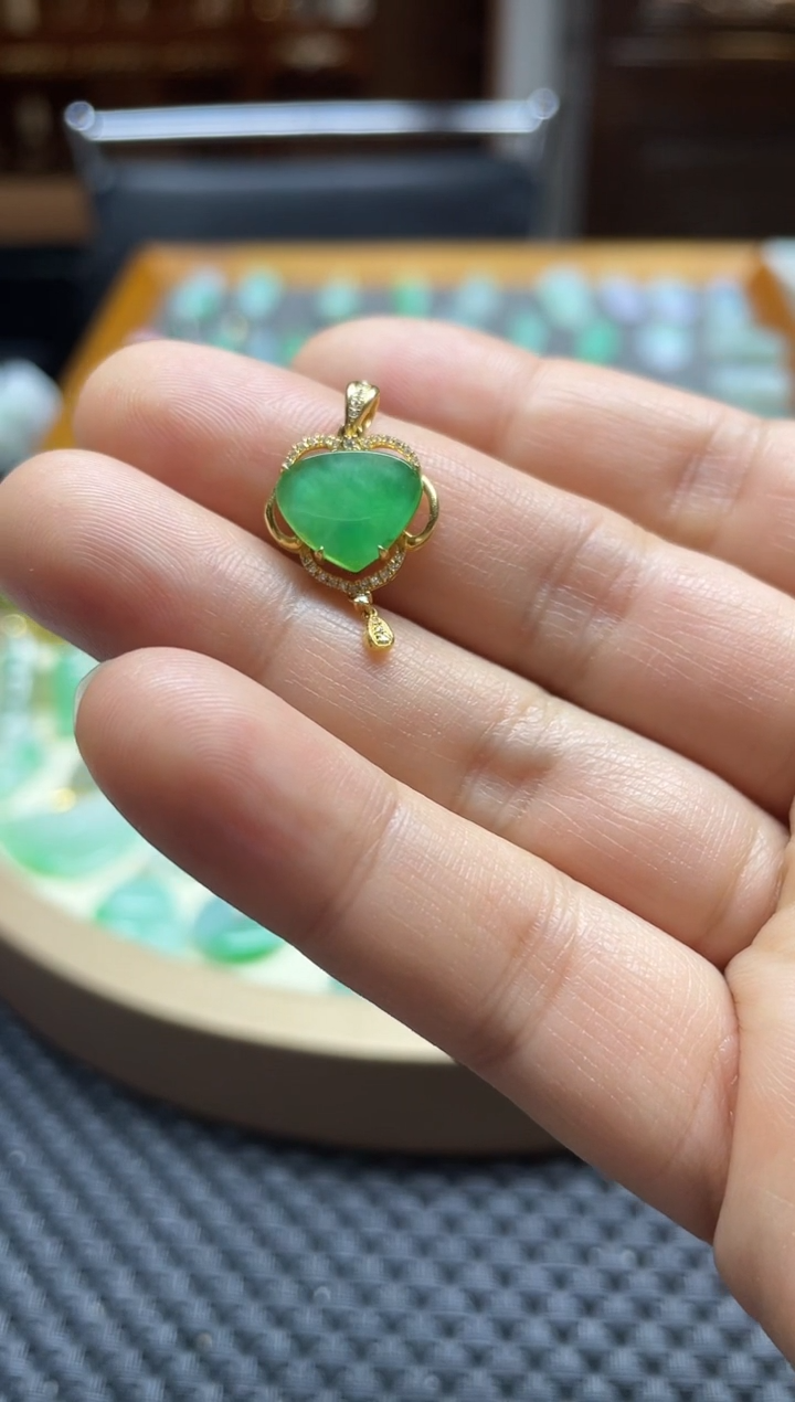 【闪购商品】翡翠颈饰18K金镶嵌一心一意