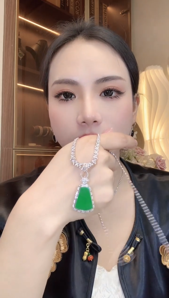 【闪购商品】翡翠吊坠(不含链)18K金镶嵌C36