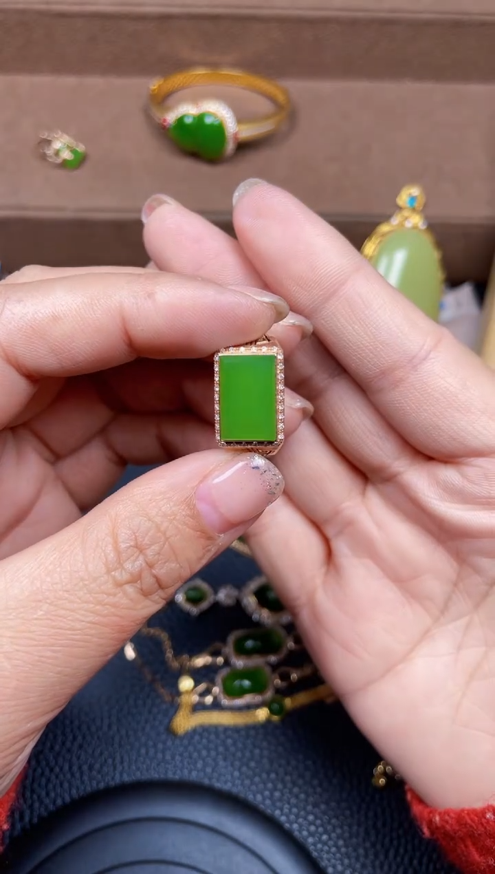 颈饰18K金镶嵌和田玉F106