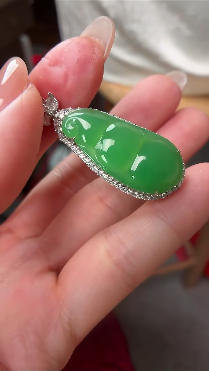 颈饰18K金镶嵌翡翠豆子