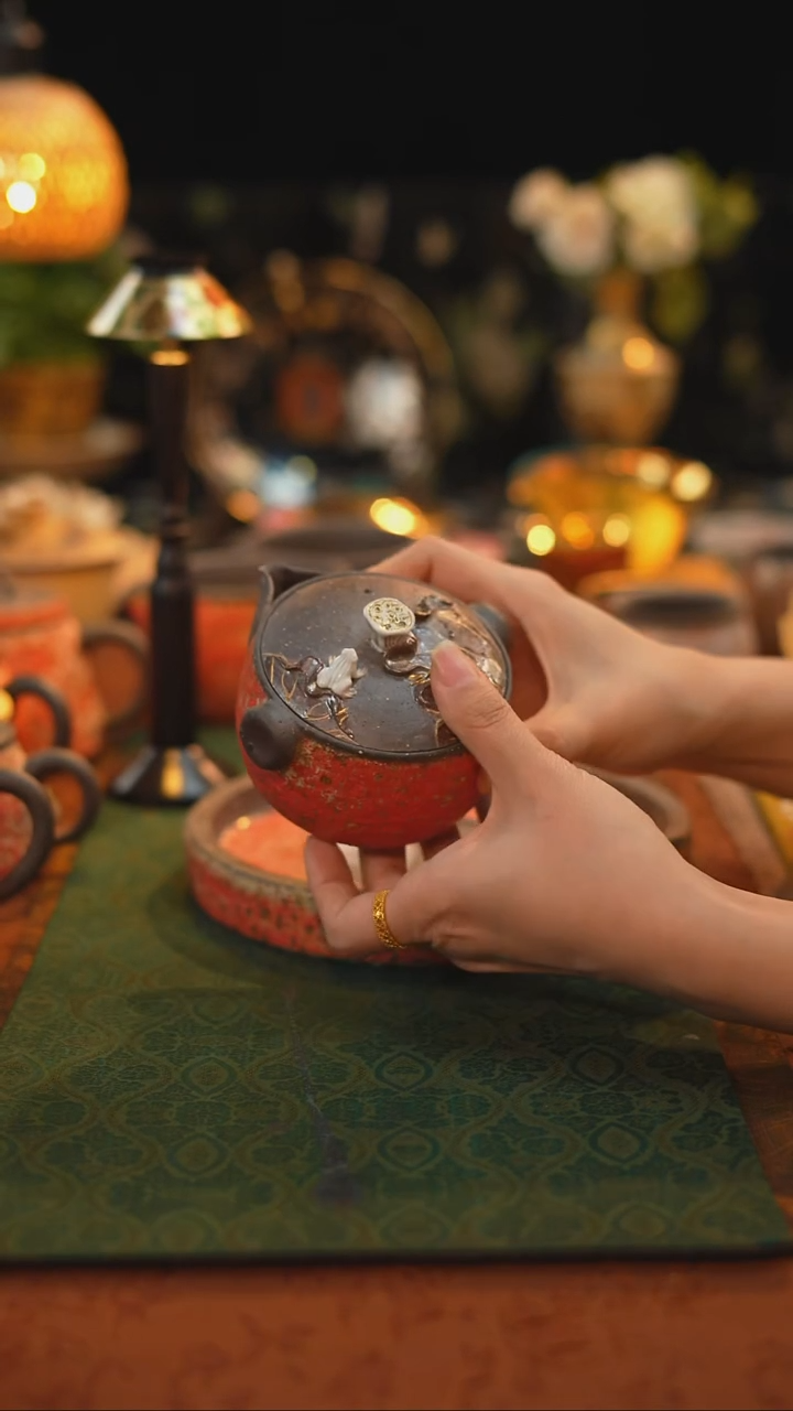 高越岩矿--红金荷花宝瓶