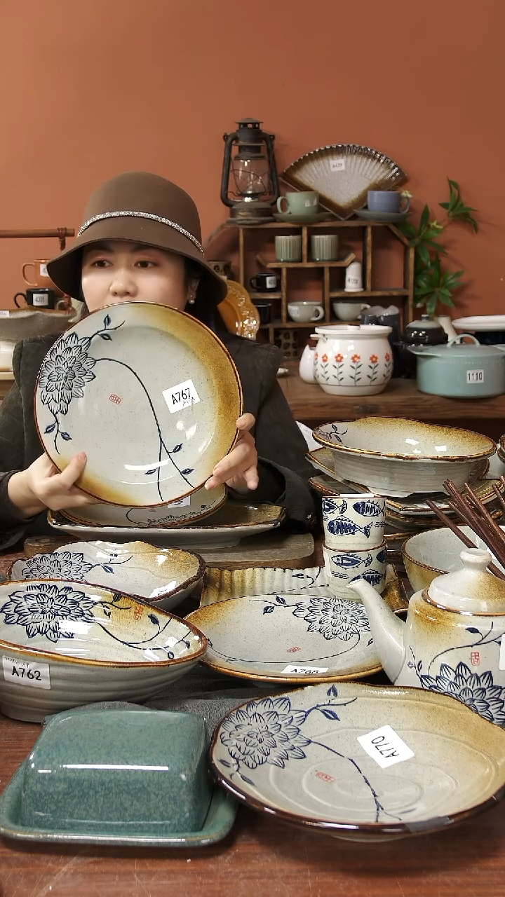 陶瓷A767   一只手绘蓝莲花帽子浅碗25*5微瑕