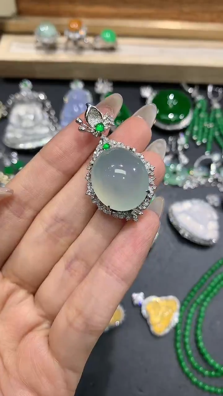 【闪购商品】翡翠吊坠(不含链)18K金镶嵌12团购