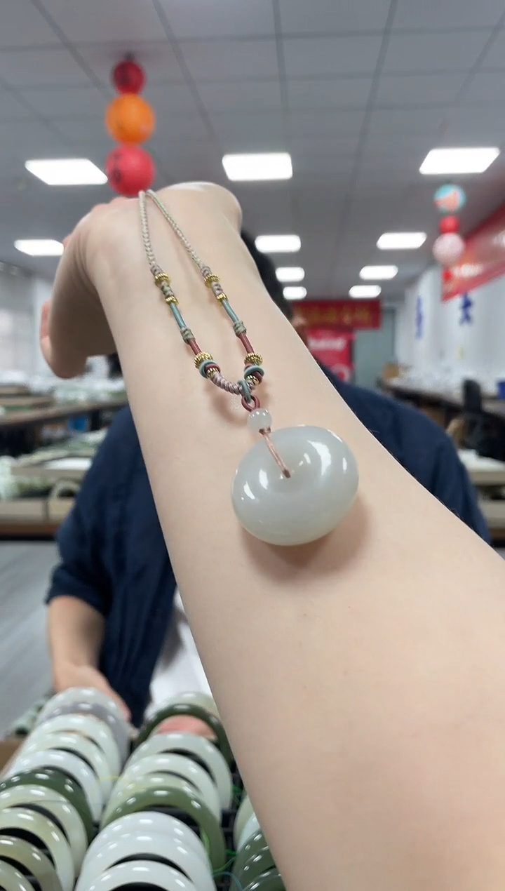 和田玉未镶嵌颈饰烟紫平安扣挂件一件