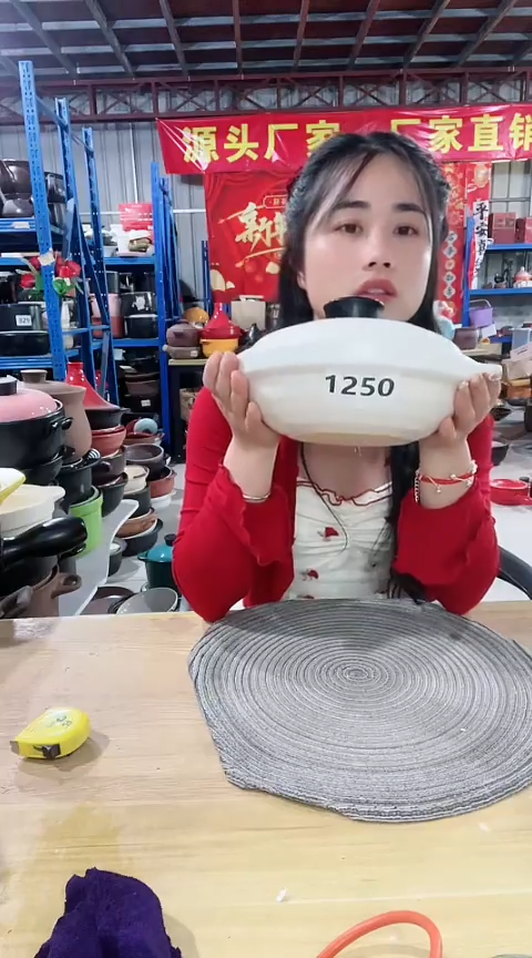 1250瑕疵白色浅煲带盖色差釉不匀