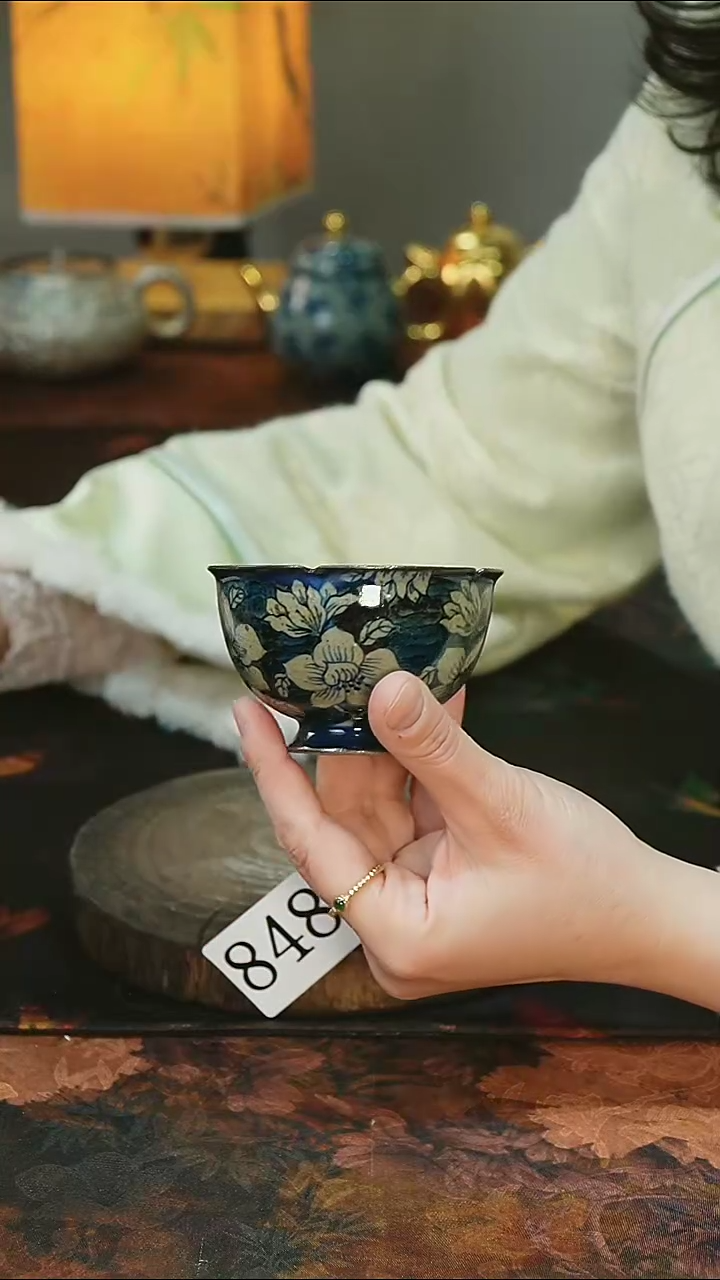 .848...........茶碗微黄