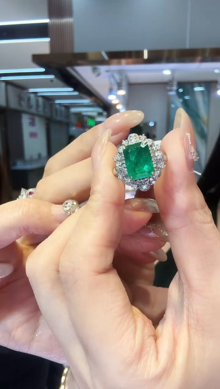 18K金镶嵌戒指祖母绿3.20ct