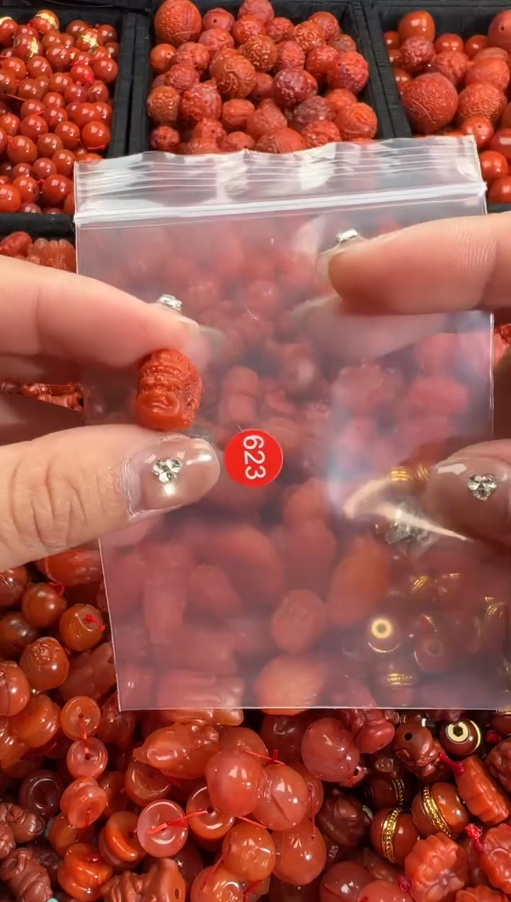 南红玛瑙未镶嵌颈饰1