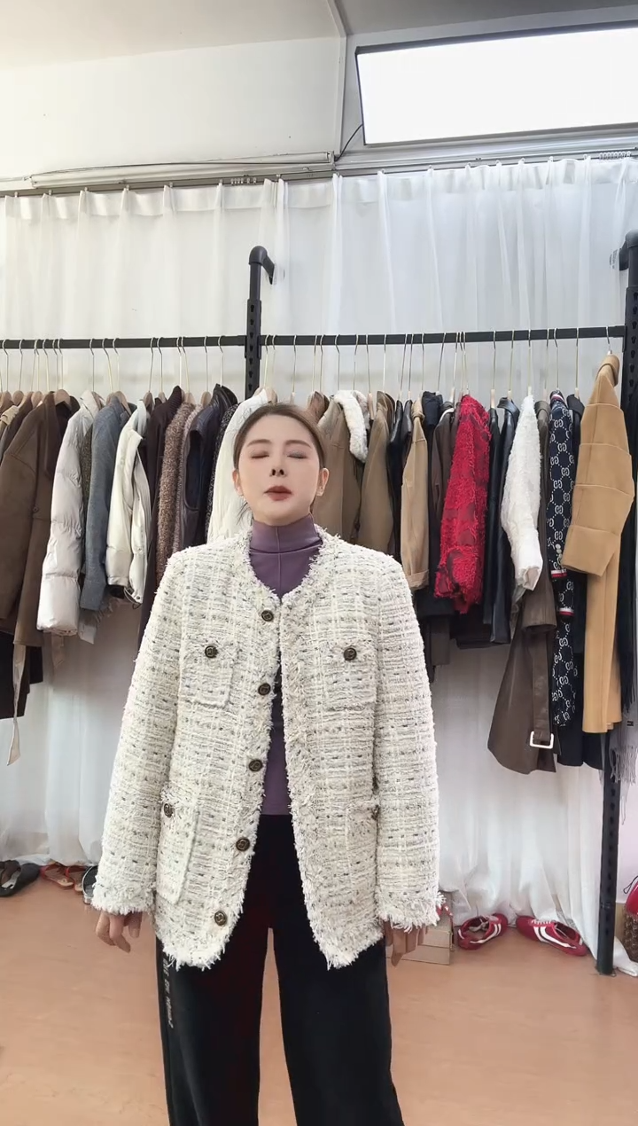 甘***?白色小香中款羽绒外套