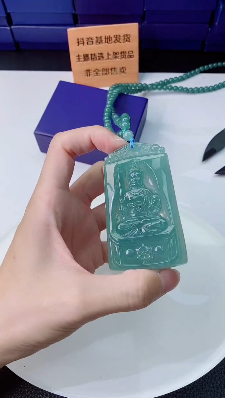 翡翠未镶嵌颈饰   `