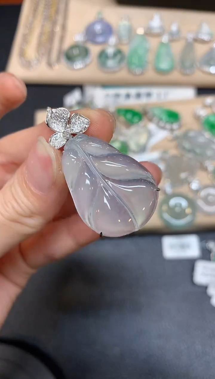 【闪购商品】翡翠颈饰18K金镶嵌芭蕉叶【无服务费