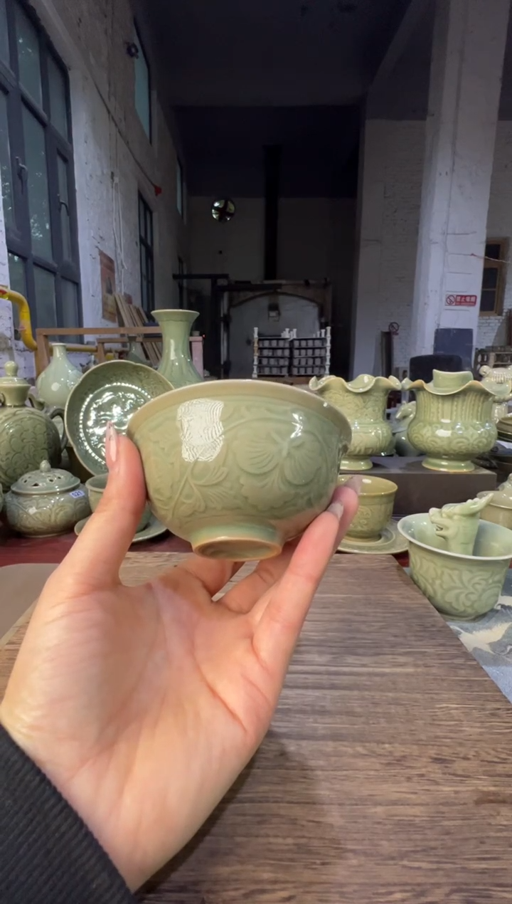 微瑕耀州窑缠枝牡丹茶碗