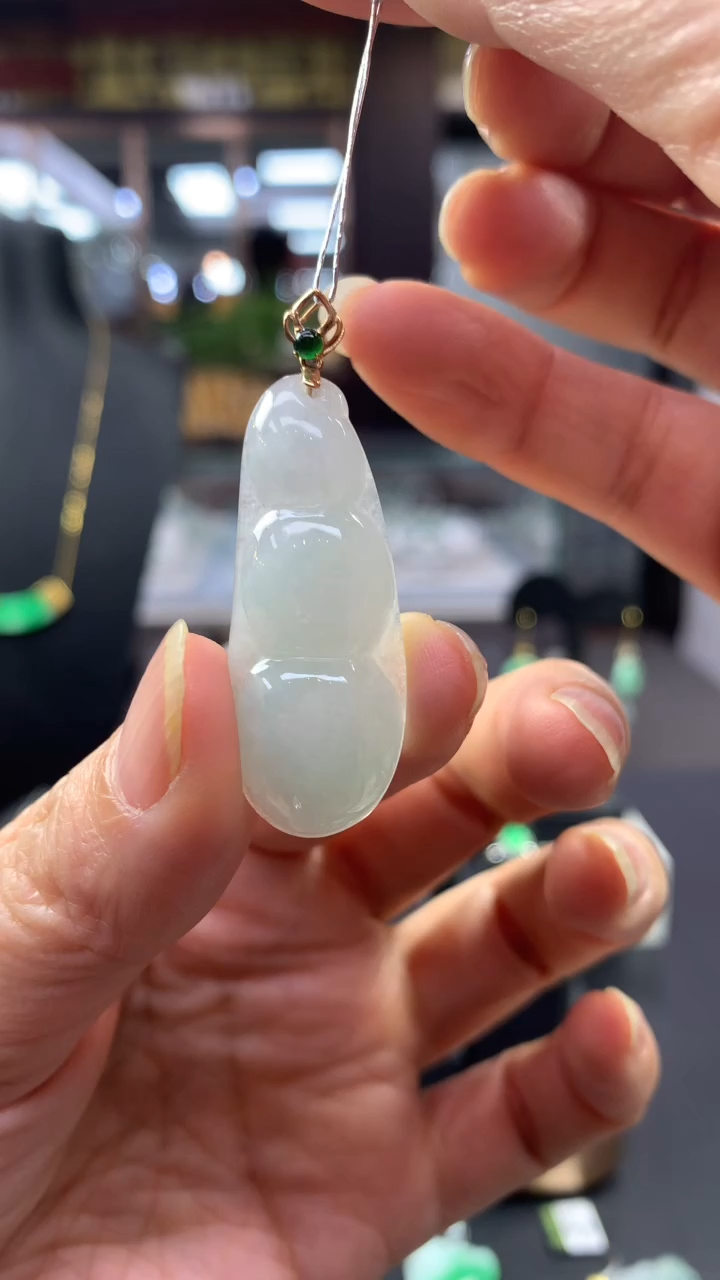 颈饰18K金镶嵌翡翠福豆挂件
