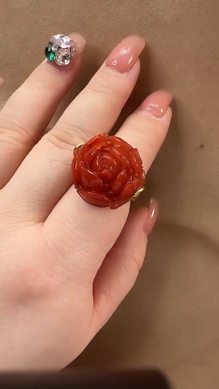 颈饰未镶嵌南红玛瑙戒指