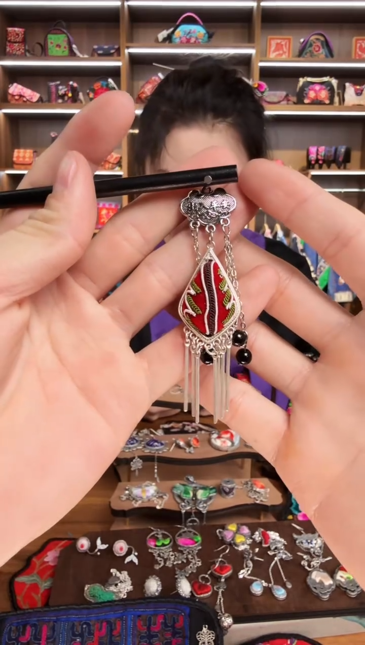 【闪购商品】织绣126蒙阿苏苗绣传承