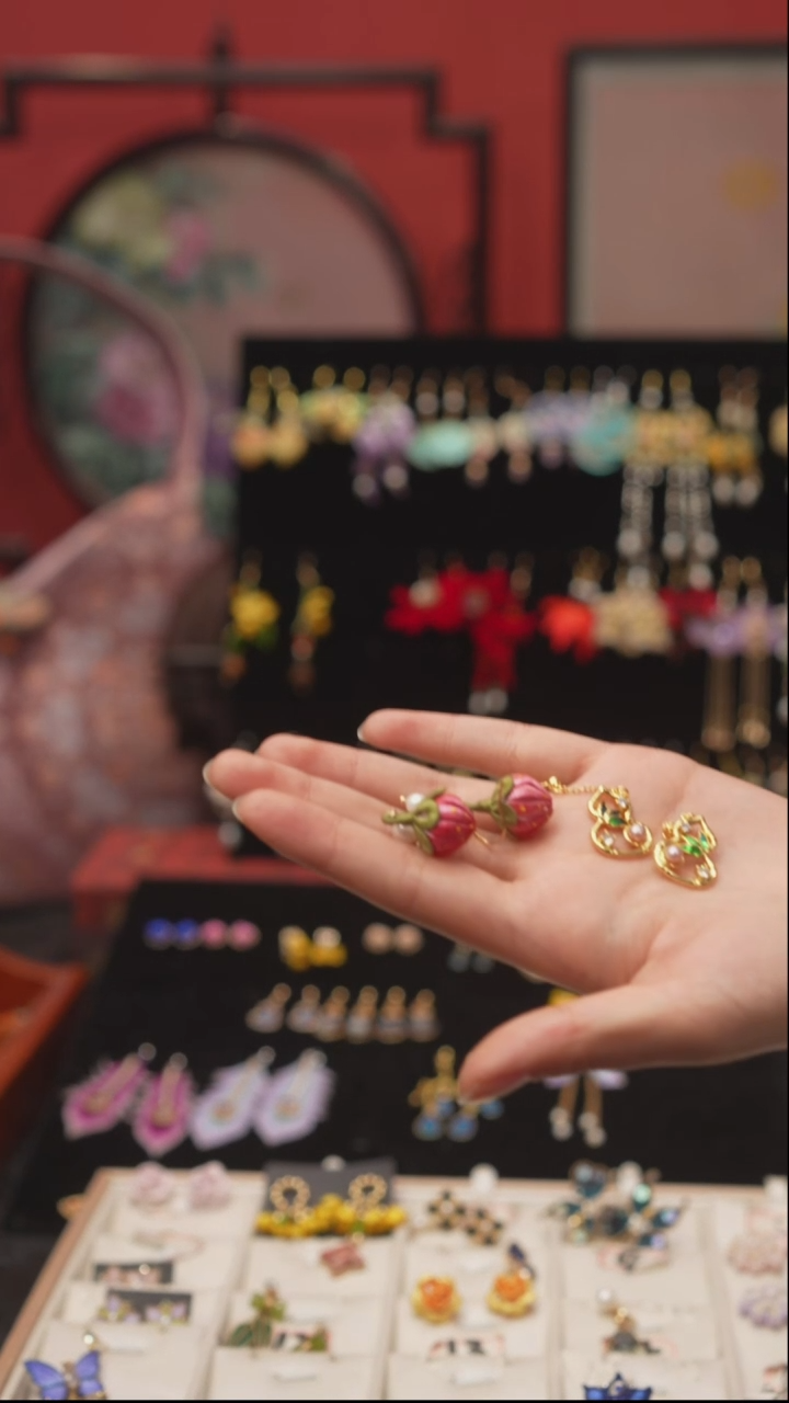 刺绣南*?非遗绒花手工饰品