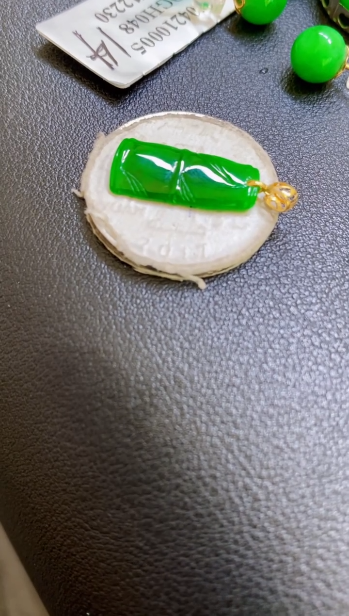 颈饰18K金镶嵌翡翠竹子