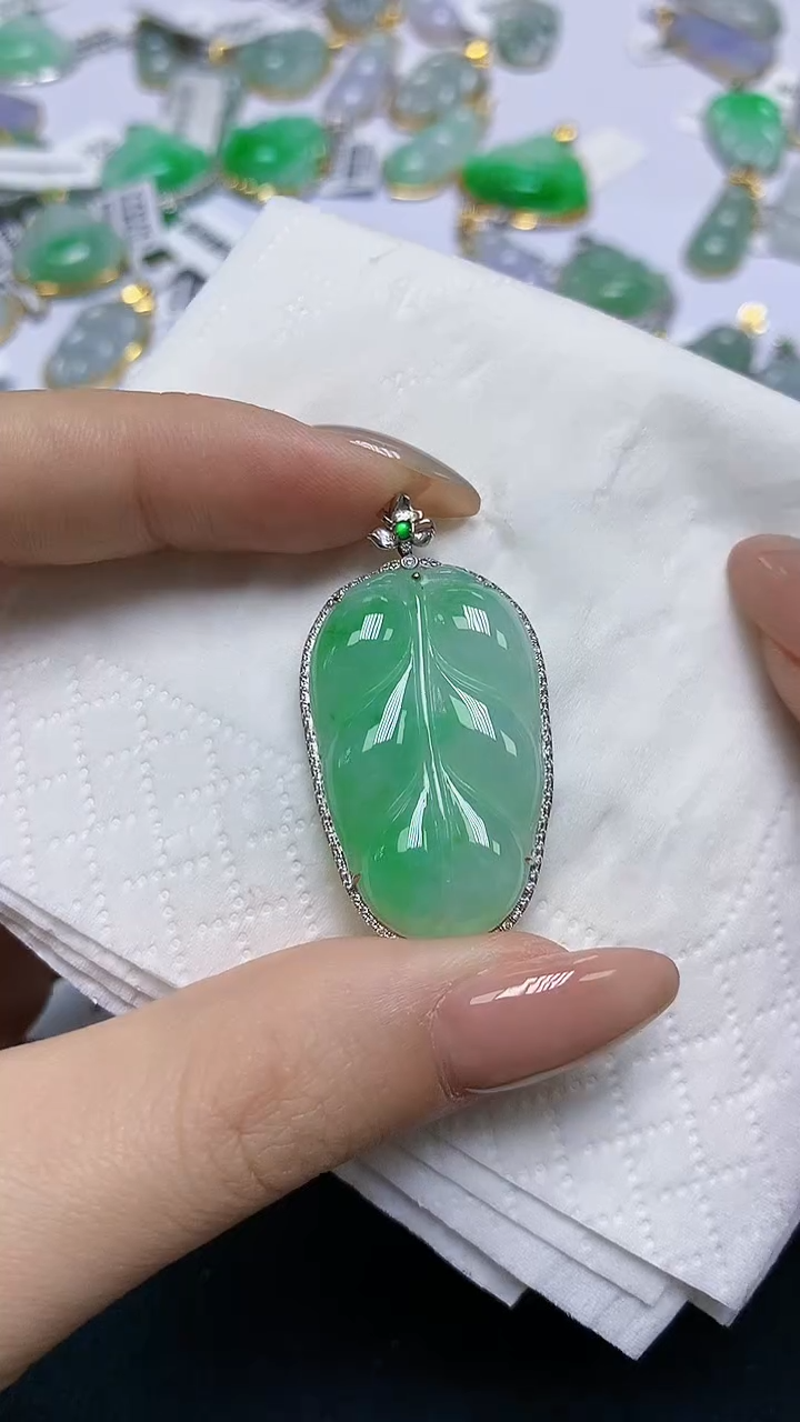 翡翠18K金镶嵌颈饰天然缅甸A货翡翠