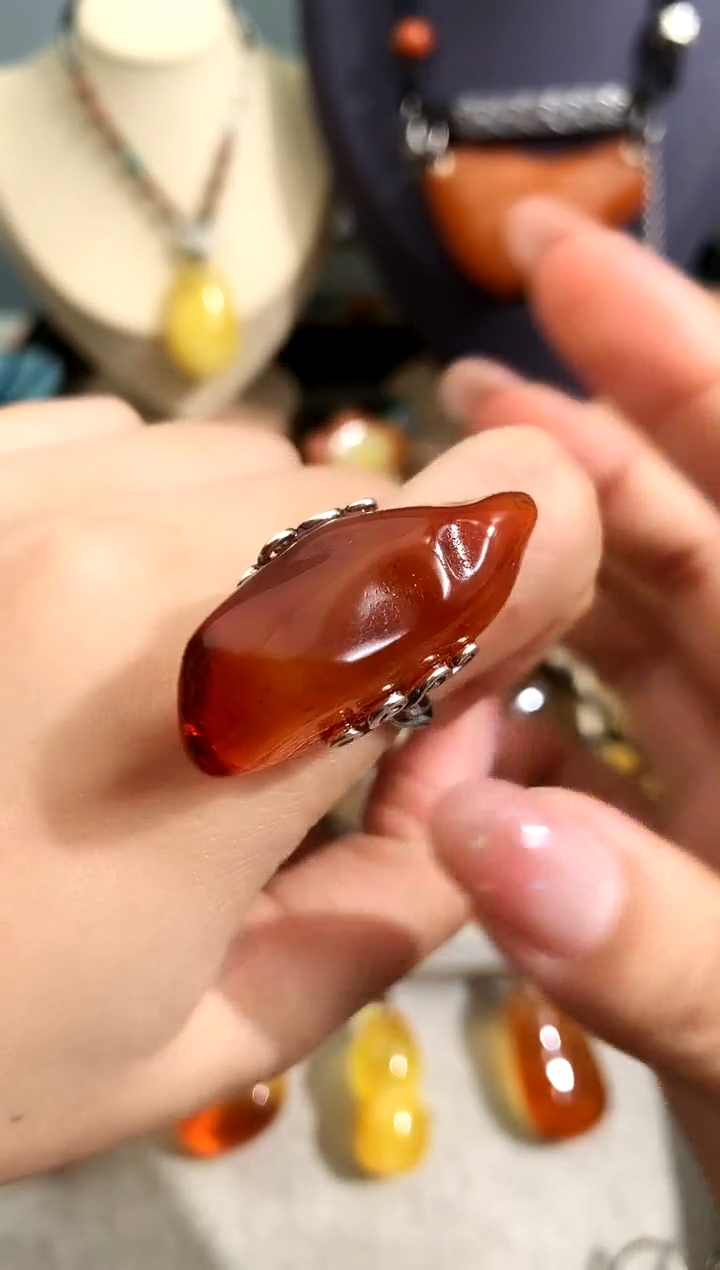 未镶嵌琥珀裸石似玉