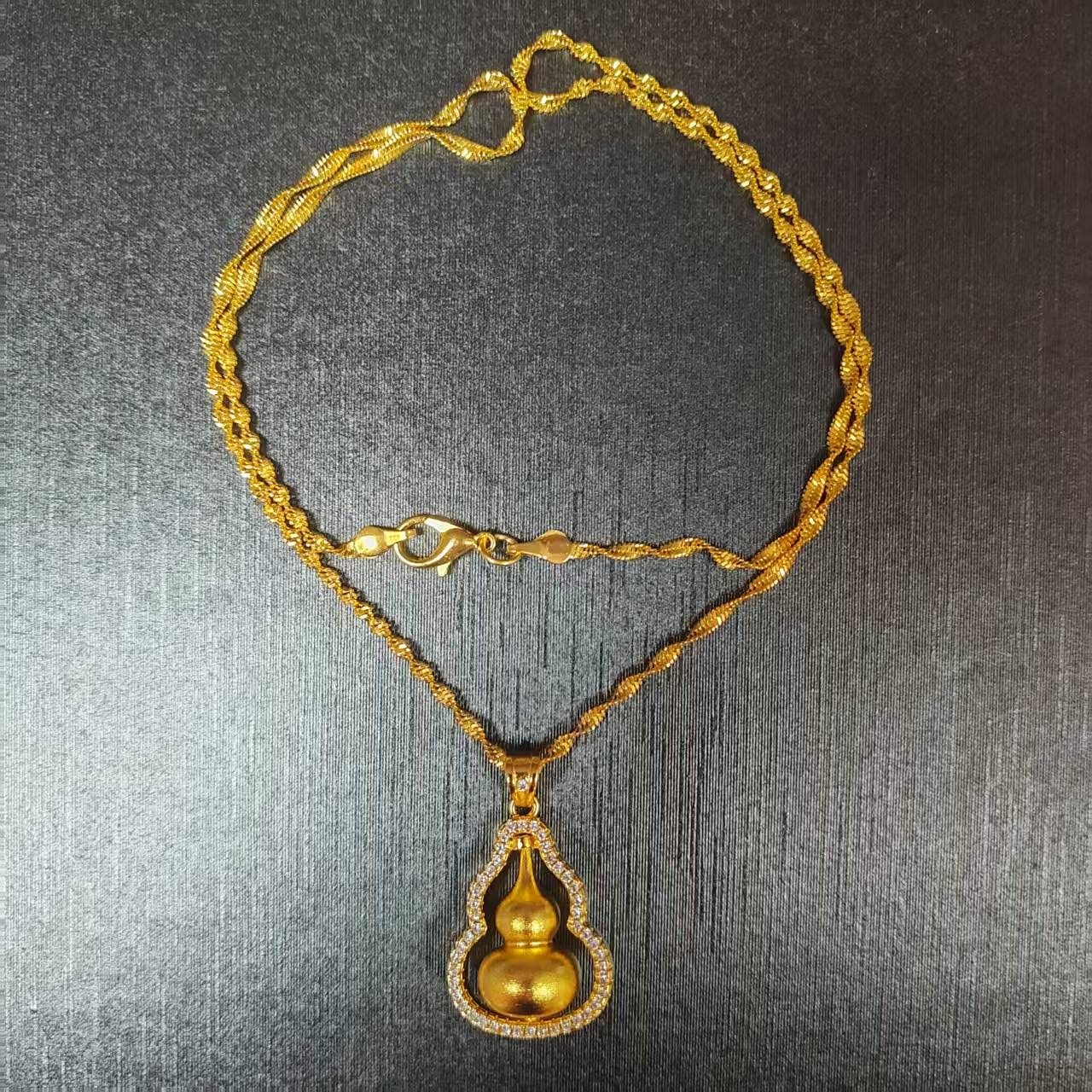 s33时尚精美精致轻奢经典彰显气质金黄色吊坠